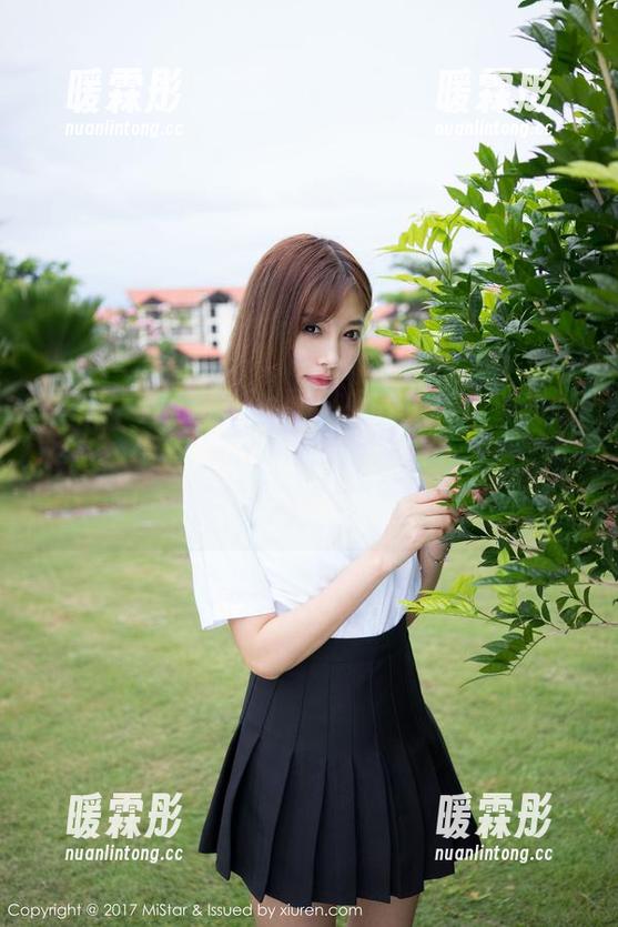 MiStar魅妍社 - 图册免费，泳池里的陈雅漫VICKY，视角总是自己决定，光影之间，好像传达了点外面的喧闹。