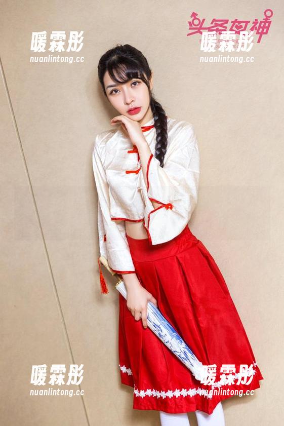 TouTiao头条女神 - 在李丽莎的泳池写真里，我对水的羡慕达到了极致。