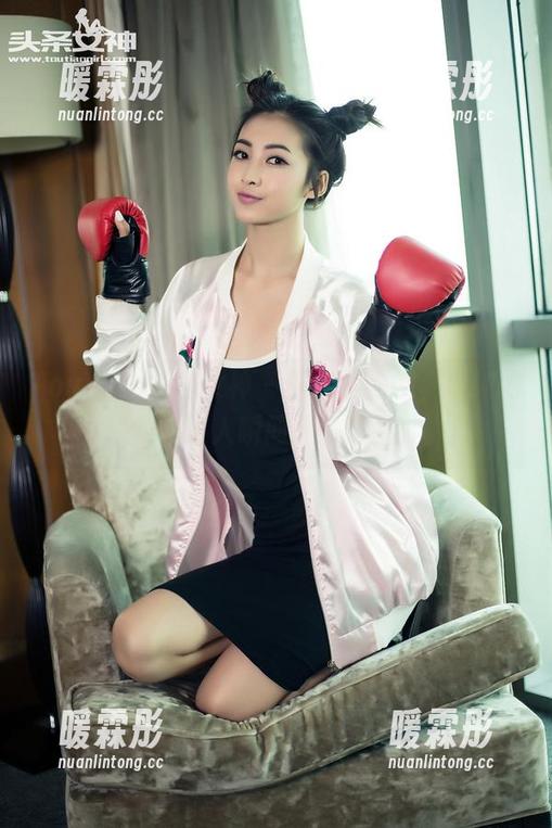TouTiao头条女神 - 精选杨曼妮，清纯的瞬间，让人瞬间想多了几分。