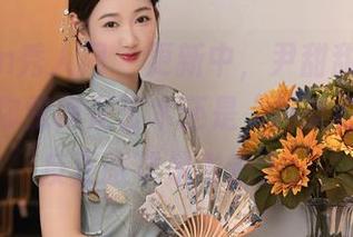 Xiuren秀人网 - 更新中，尹甜甜的万宁旅拍，你觉得是艺术还是“神来之笔”？反正眼球是飞走了。