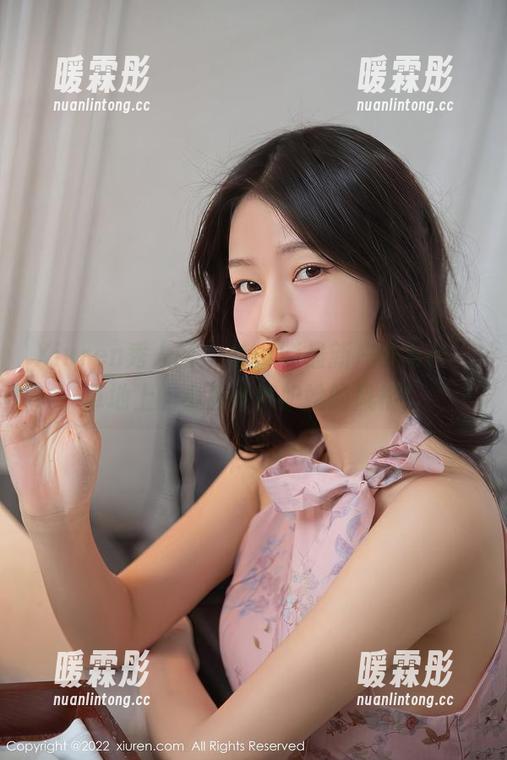 Xiuren秀人网 - 杜viki最新户外写真，草地上的小鹿也嫉妒她的风格！
