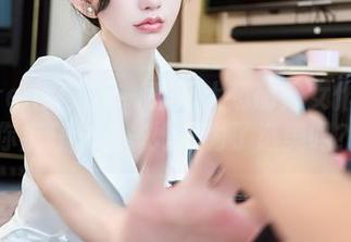Xiuren秀人网 - 米妮大萌萌修女作品带你疯狂分享，她是为了选美吗？