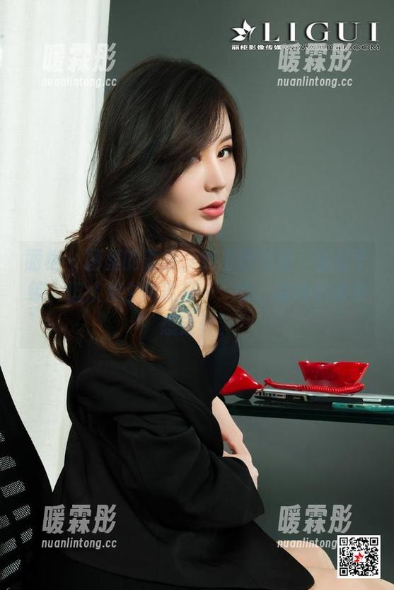 丽柜 - 图里的露露，穿着职业装，看似干练，但从某个角度又……啧，福利多到不想走开。