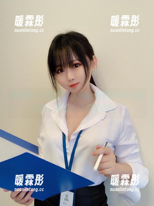 依依超级懒 说好的七夕氛围,依依超级懒的罩衫比基尼么,高清照片绝对加分!