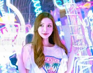 嗲囡囡 - 图包速递：娜依灵儿变身厨娘，热气腾腾的诱惑，显然不止是菜肴。
