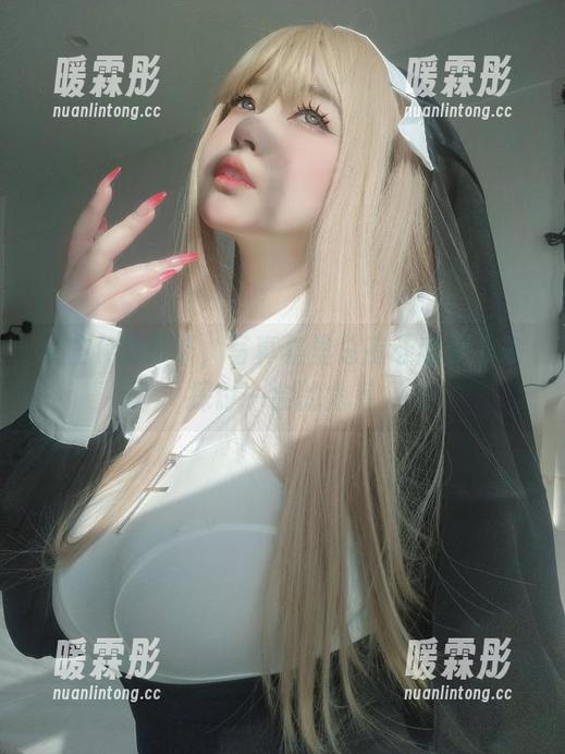 女主K的吊带，写真集里总有让我停下来探讨一会的角落