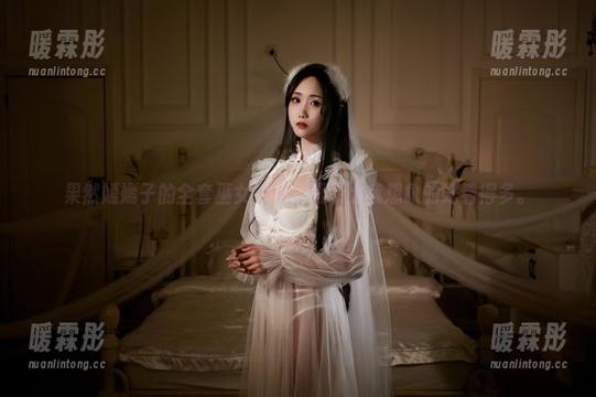 嫣嫣子 果然嫣嫣子的全套巫女自拍,服装比我想象的好看得多。