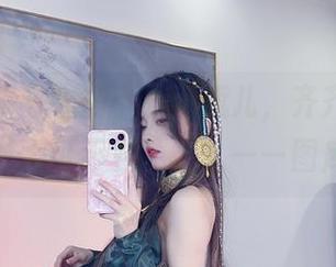 “白开水毛衣加小小奶瓶儿，齐齐上演了一出‘大可不必’。”——图库精选