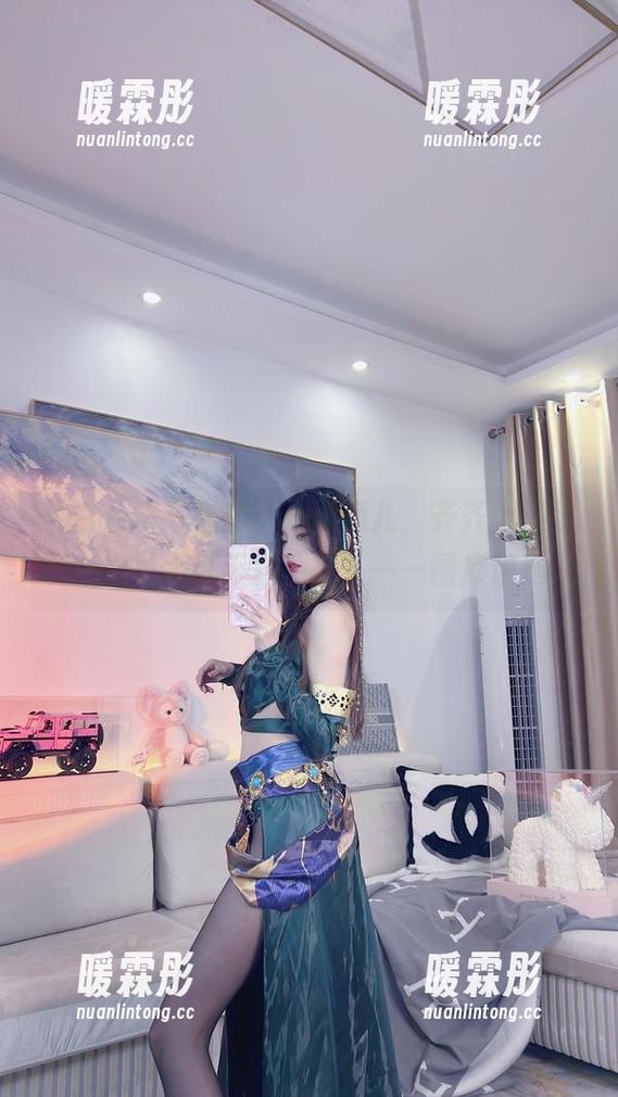 小小奶瓶儿 “白开水毛衣加小小奶瓶儿,齐齐上演了一出‘大可不必’。”——图库精选