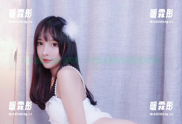 小小奶瓶儿的粉色写真，才不要说她的气质很抢风头哟