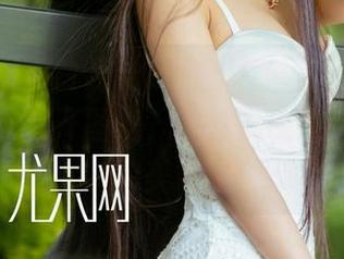 看尤果网的白月光原图，竟然有种温柔的包围感，翻开图集，意外发现之前没看到的美好。