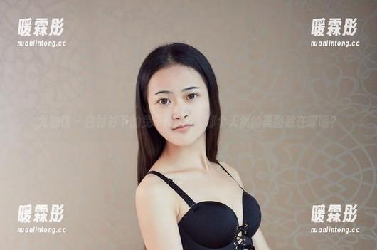 尤物馆 - 白衬衫下的兔子Nina，那个天然的美图躲在哪呢？