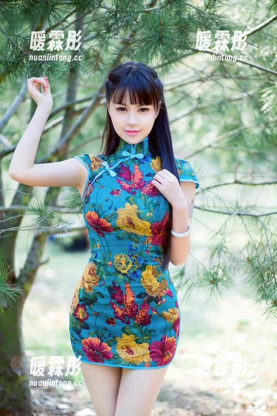 推女郎 - 踏上云端，何奕恋的高跟鞋时刻在图库生辉