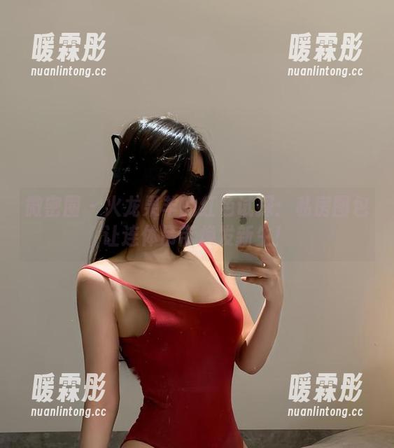 火龙果羊 微密圈 - 火龙果羊的红色试探:私房图包让连体吊带焕发新生!