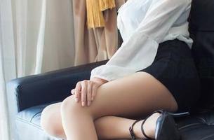 爱蜜社 - 游泳泡在水里的Angela小热巴，免费而美的记忆，连波纹都透着优雅，看吧！
