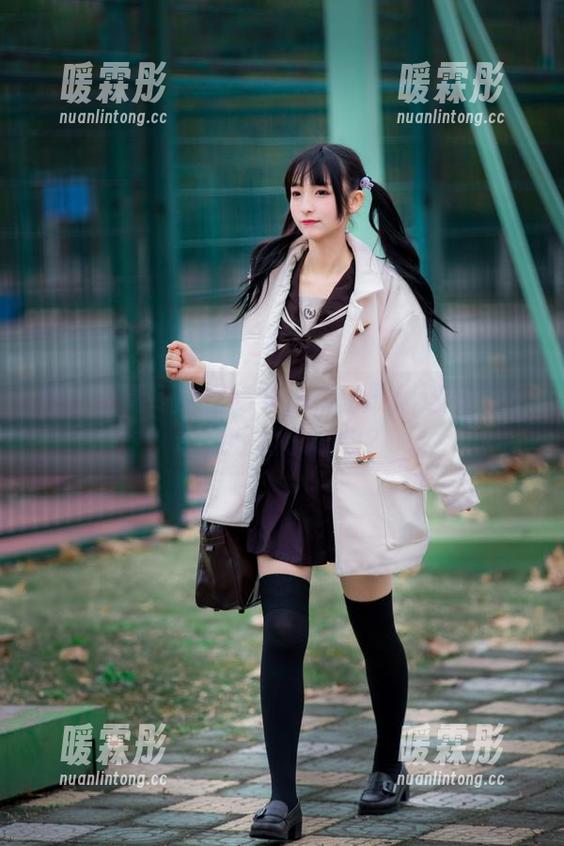 神乐坂真冬皮裙秘书最新图册：这衣服好像跟我约了个会？
