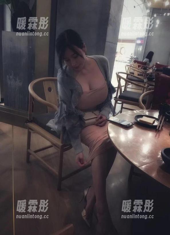 微密圈 - 童小芯在线，来校园里试试她说的“随意走动”的真正含义。