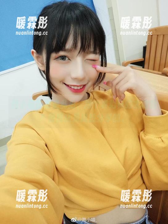 舞小喵 舞小喵的眼镜私拍,摆个姿势真的太随意?原图还是挺想分享的。