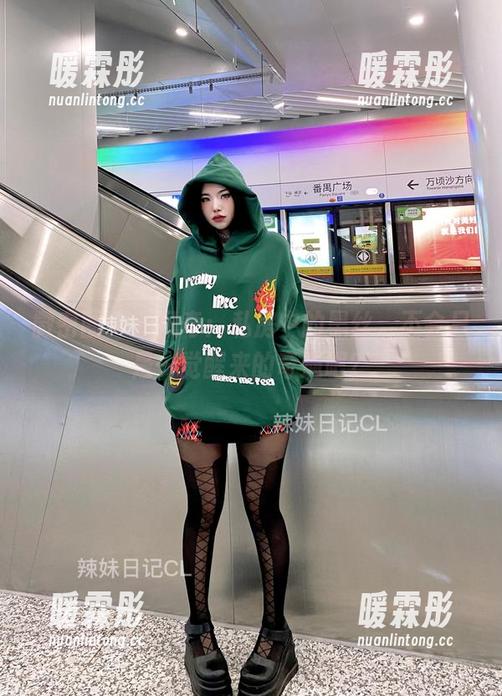 微密圈 - 陈佩奇：私房中的黑丝，不会只是一觉醒来的奇遇吧？