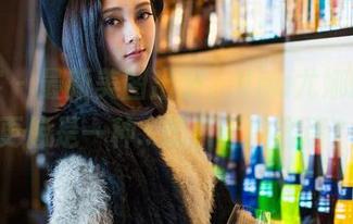 青豆客 - 最新美图出炉，Una尤娜的毛衣更像是一种...想亲近的邀请？