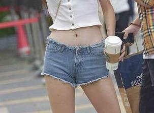 又见超薄黑丝，魔镜街拍让人直想多下载几次，图片里腿长得简直让人分心。