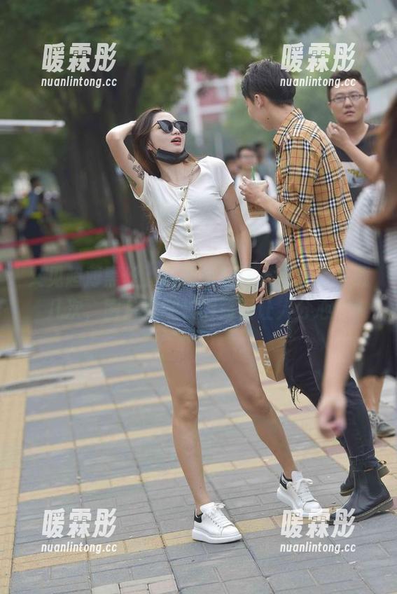 魔镜街拍 又见超薄黑丝,魔镜街拍让人直想多下载几次,图片里腿长得简直让人分心。